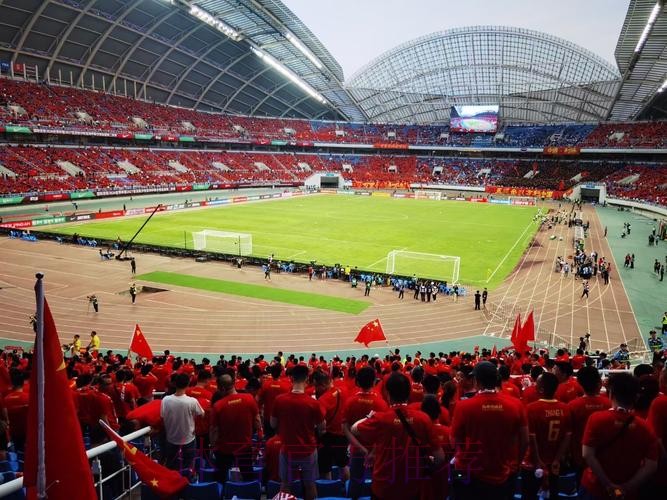 沈阳球迷向佩兰赠送“航母” 望国足从福地扬帆